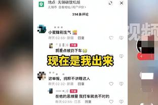 今年这圣诞老人有2米？文班扮演圣诞老人 为小朋友派发礼物